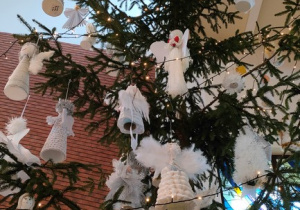 Choinki z aniołkami wykonanymi przez uczestników konkursu