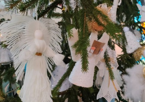 Choinki z aniołkami wykonanymi przez uczestników konkursu