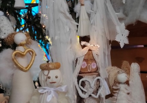 Choinki z aniołkami wykonanymi przez uczestników konkursu