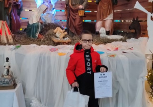 Szopka i choinki z aniołkami wykonanymi przez uczestników konkursu
