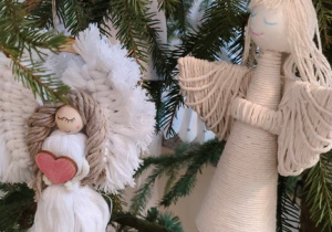 Choinki z aniołkami wykonanymi przez uczestników konkursu