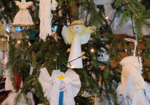 Choinki z aniołkami wykonanymi przez uczestników konkursu