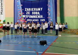 Uczniowie klas 1-3 na zakończeniu roku szkolnego w JEDYNCE