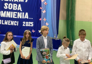 Uczniowie klas 1-3 na zakończeniu roku szkolnego w JEDYNCE