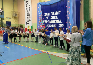 Uczniowie klas 1-3 na zakończeniu roku szkolnego w JEDYNCE