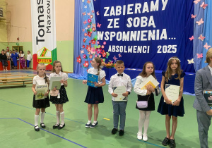 Uczniowie klas 1-3 na zakończeniu roku szkolnego w JEDYNCE