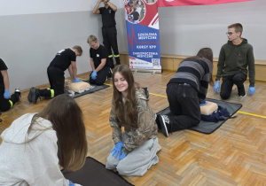 Uczniowie biją rekord w jednoczesnym udzielaniu pierwszej pomocy razem z WOŚP