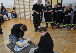 Uczniowie biją rekord w jednoczesnym udzielaniu pierwszej pomocy razem z WOŚP