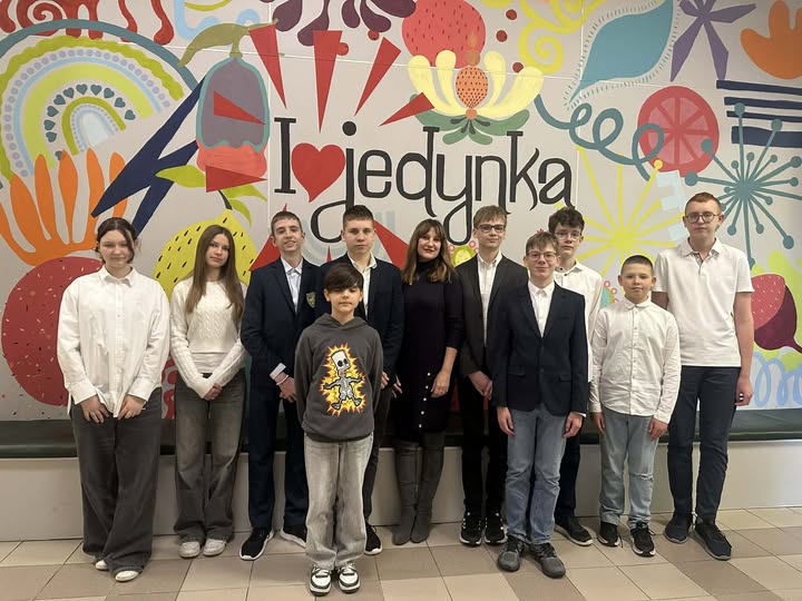 Uczniowie JEDYNKI - Finaliści i Laureaci konkursu InstaLogik z Panią Dyrektor Ewą Służewską