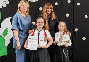 Konkurs recytatorski - laureatka z nauczycielem i dyrekcją