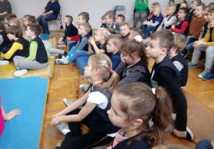 Dzieci z klas I z zainteresowaniem oglądają występ.