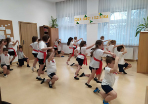 Dzieci z klasy I b tańczą w Szkole Muzycznej z okazji Dnia Babci i Dziadka