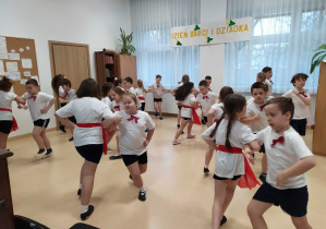 Dzieci z klasy I b tańczą w Szkole Muzycznej z okazji Dnia Babci i Dziadka