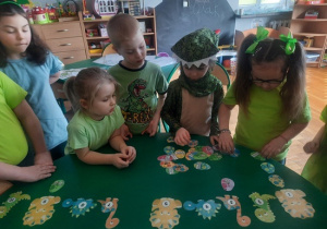 Dzieci-układają-sylwety-dinozaurów.