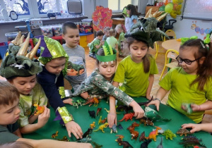 Dzieci-bawiące-się-dinozaurami.