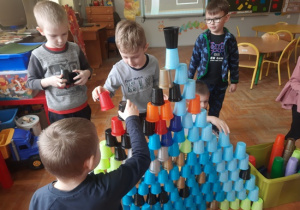 Chłopcy-podczas-układania-wieży-z-kubeczków.