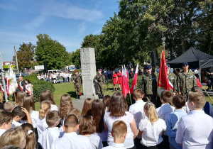 uczniowie przy pomniku Sybiraków
