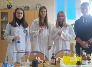 Uczniowie - Michalina, Alicja, Patrycja i Kajetan - uczestnicy konkursu 'Chemia w służbie człowiekowi'