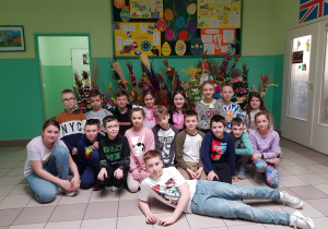 Uczniowie biorący udział w konkursie na palmę wielkanocną ze słodką niespodzianką
