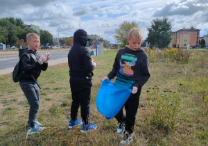 Uczniowie SP nr 1 sprzątają Świat