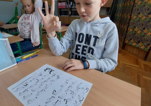 Międzynarodowy Dzień Głuchych i Języka Migowego - lekcje języka migowego w SP 1