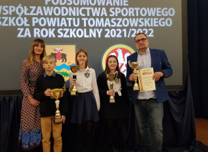 Uczniowie JEDYNKI z Dyrektor Ewą Służewską i nauczycielem w-f Sławomirem Kamińskim