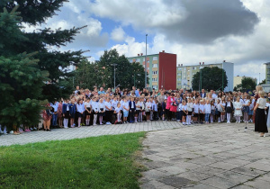Uczniowie podczas rozpoczęcia nowego roku szkolnego 2023/2024