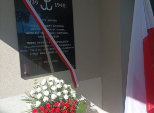 Uroczyste odsłonięcie tablicy upamiętniającej Polaków- mieszkańców Tomaszowa Mazowieckiego, którzy w latach 1939-1945 zostali zamordowani przez gestapo