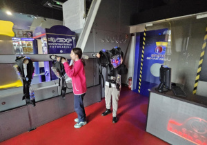 Uczniowie klasy 4a i 4b na wycieczce w Łodzi w Park Trampolin SALTOS oraz ARENA LASER GAMES