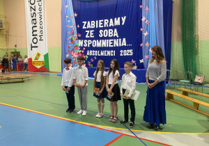 Uczniowie klas 1-3 na zakończeniu roku szkolnego w JEDYNCE