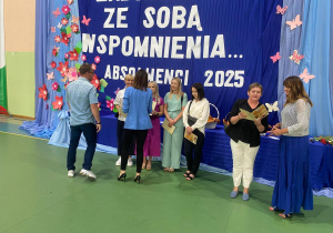 Uczniowie klas 1-3 na zakończeniu roku szkolnego w JEDYNCE