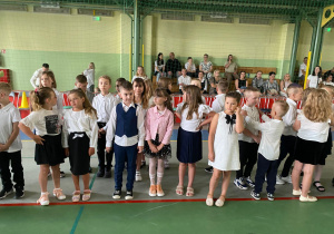 Uczniowie klas 1-3 na zakończeniu roku szkolnego w JEDYNCE