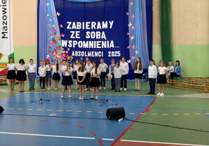 Uczniowie klas 1-3 na zakończeniu roku szkolnego w JEDYNCE
