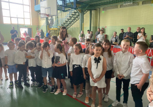 Uczniowie klas 1-3 na zakończeniu roku szkolnego w JEDYNCE