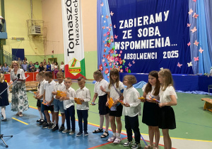 Uczniowie klas 1-3 na zakończeniu roku szkolnego w JEDYNCE