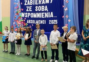 Uczniowie klas 1-3 na zakończeniu roku szkolnego w JEDYNCE