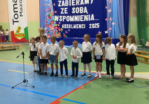 Uczniowie klas 1-3 na zakończeniu roku szkolnego w JEDYNCE