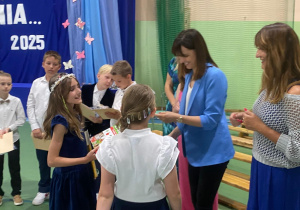 Uczniowie klas 1-3 na zakończeniu roku szkolnego w JEDYNCE