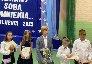 Uczniowie klas 1-3 na zakończeniu roku szkolnego w JEDYNCE