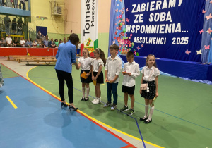Uczniowie klas 1-3 na zakończeniu roku szkolnego w JEDYNCE