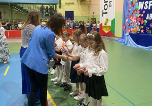 Uczniowie klas 1-3 na zakończeniu roku szkolnego w JEDYNCE