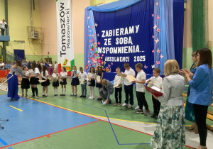 Uczniowie klas 1-3 na zakończeniu roku szkolnego w JEDYNCE