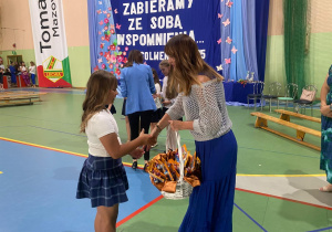 Uczniowie klas 1-3 na zakończeniu roku szkolnego w JEDYNCE