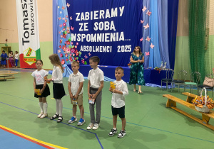 Uczniowie klas 1-3 na zakończeniu roku szkolnego w JEDYNCE