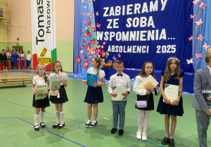 Uczniowie klas 1-3 na zakończeniu roku szkolnego w JEDYNCE