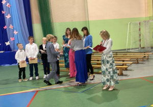 Uczniowie klas 1-3 na zakończeniu roku szkolnego w JEDYNCE
