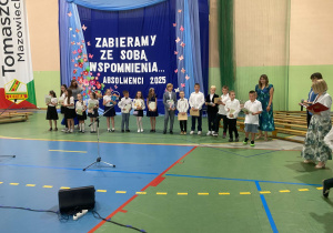 Uczniowie klas 1-3 na zakończeniu roku szkolnego w JEDYNCE