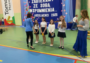 Uczniowie klas 1-3 na zakończeniu roku szkolnego w JEDYNCE