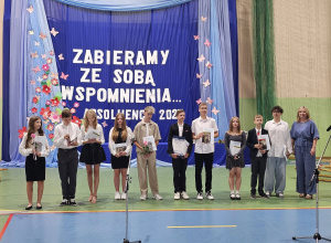 Uczniowie JEDYNKI (klas 4 - 7) na zakończeniu roku szkolnego