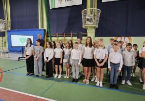 Uczniowie JEDYNKI (klas 4 - 7) na zakończeniu roku szkolnego